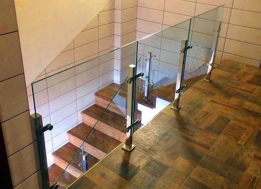 Перила на стойках из нержавеющей стали со стеклом без поручня